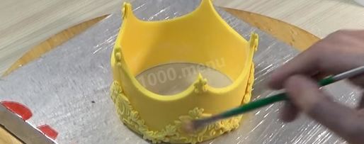 Шаг 66: торта подушка с короной из мастики