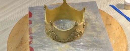 Шаг 67: торта подушка с короной из мастики