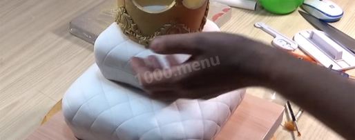 Шаг 68: торта подушка с короной из мастики