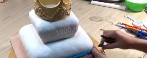 Шаг 69: торта подушка с короной из мастики
