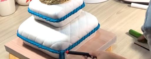 Шаг 70: торта подушка с короной из мастики