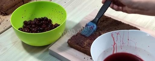 Шаг 7: торта подушка с короной из мастики