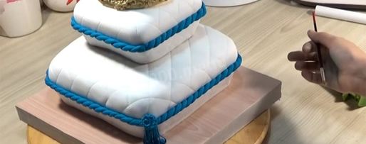 Шаг 71: торта подушка с короной из мастики