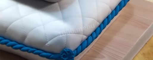 Шаг 72: торта подушка с короной из мастики