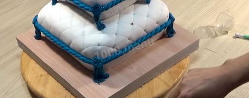 Шаг 73: торта подушка с короной из мастики
