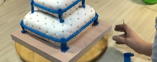 Шаг 74: торта подушка с короной из мастики