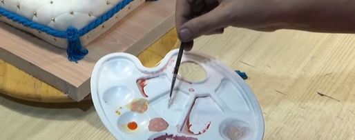 Шаг 75: торта подушка с короной из мастики