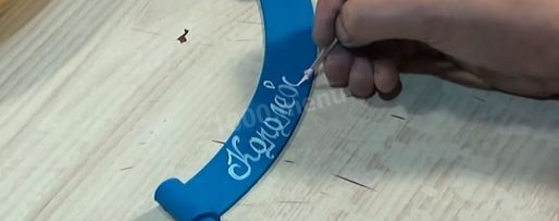 Шаг 76: торта подушка с короной из мастики