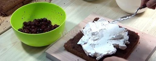 Шаг 8: торта подушка с короной из мастики