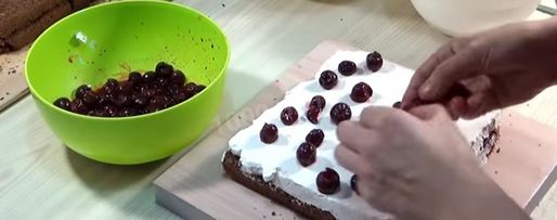 Шаг 9: торта подушка с короной из мастики