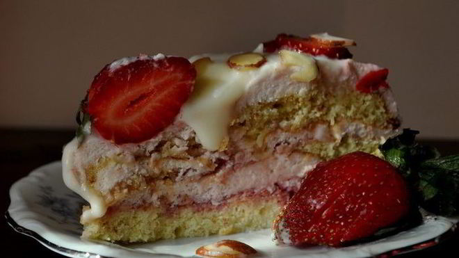 Рецепт Торта с клубничным муссом и белым шоколадом