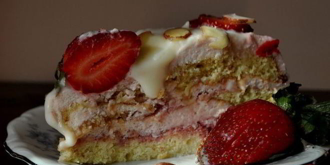 Рецепт торта с клубничным муссом и белым шоколадом
