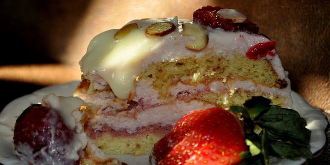 Рецепт торта с клубничным муссом и белым шоколадом