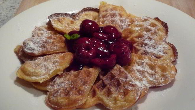 Рецепт Ароматных вафель с горячим сиропом из вишни и вишневой водки