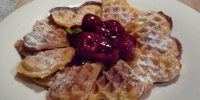 Рецепт ароматных вафель с горячим сиропом из вишни и вишневой водки