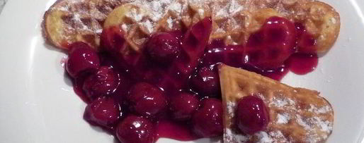 Шаг 2: ароматных вафель с горячим сиропом из вишни и вишневой водки