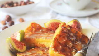 Рецепт Бельгийских ореховых вафель с соусом из белого шоколада и инжиром