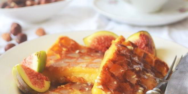 Рецепт бельгийских ореховых вафель с соусом из белого шоколада и инжиром