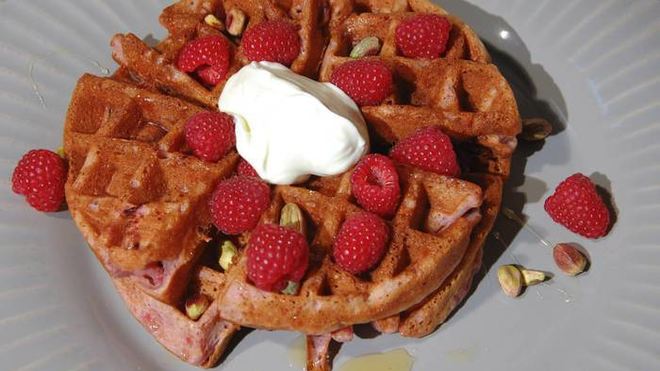 Рецепт Малиновых вафель с фисташками и медом