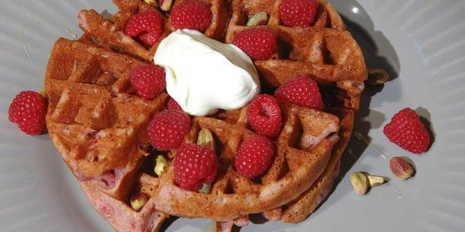 Рецепт малиновых вафель с фисташками и медом