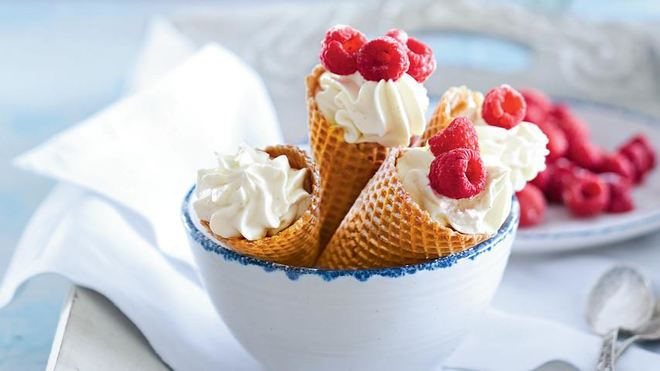 Рецепт Сладких вафель-рожка с творогом и ягодами