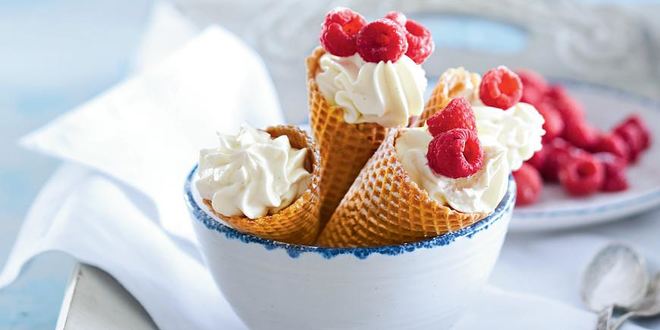 Рецепт сладких вафель-рожка с творогом и ягодами