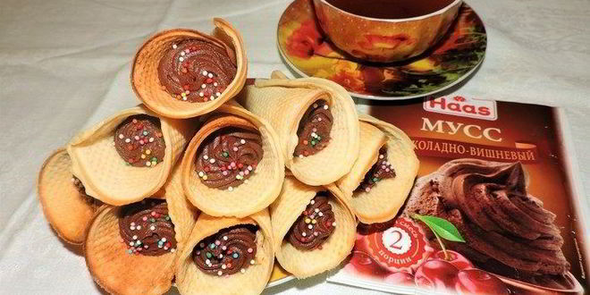 Рецепт вафельных трубочек с шоколадно-вишневым муссом