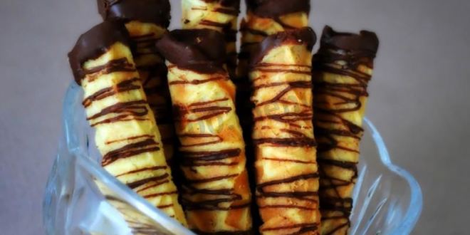 Рецепт вафельных трубочек с вишней в шоколаде