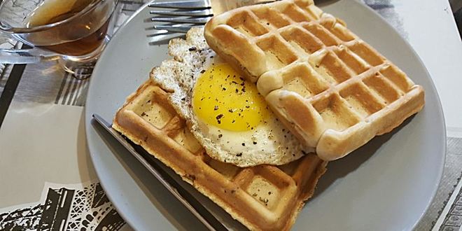 Рецепт вафель с беконом и луком