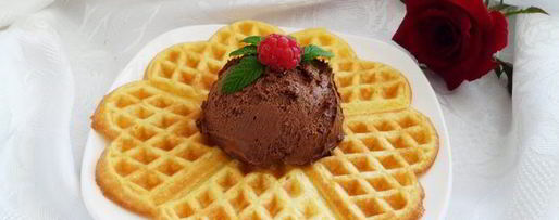 Шаг 4: вафель с шариком шоколадного мороженого