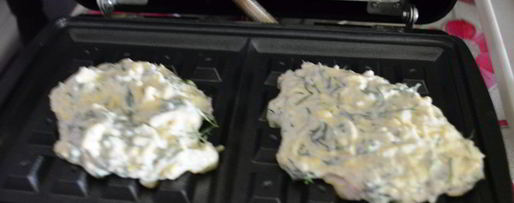 Шаг 4: вафель с сыром и зеленью