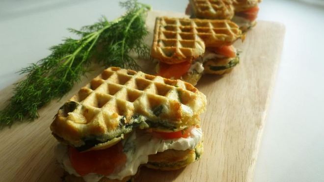 Рецепт Вафель со шпинатом, сыром и семгой