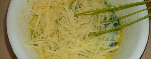 Шаг 2: вафель со шпинатом, сыром и семгой