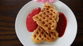 Рецепт Яблочных вафель с малиновым соусом