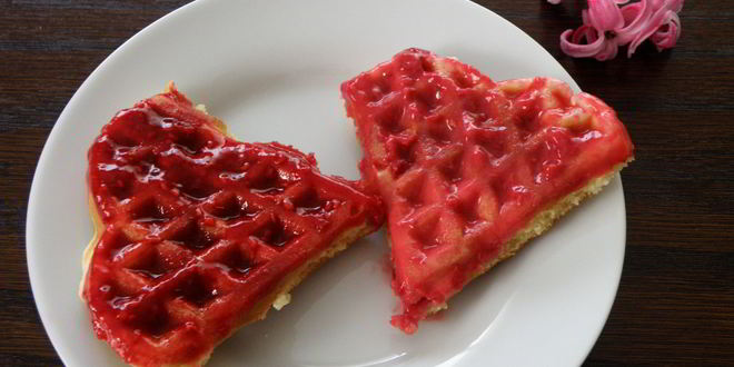 Рецепт яблочных вафель с малиновым соусом