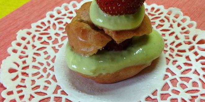 Рецепт клубничных профитролей с творожно-базиликовым кремом