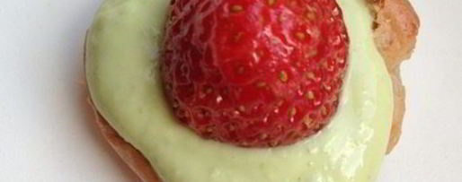 Шаг 10: клубничных профитролей с творожно-базиликовым кремом