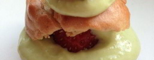 Шаг 11: клубничных профитролей с творожно-базиликовым кремом