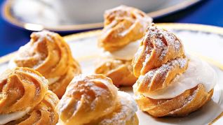 Рецепт Профитролей с апельсиновым желе и взбитыми сливками