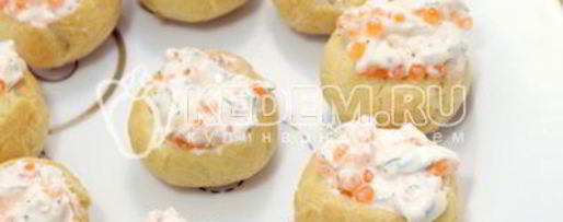 Шаг 9: профитролей с икрой и творожной начинкой