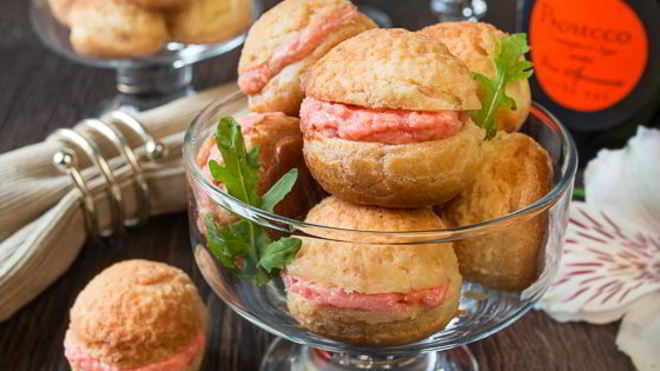 Рецепт Профитролей с кракелюром и лососевым муссом