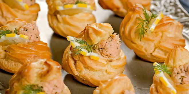 Рецепт профитролей с кремом из лосося