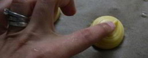 Шаг 3: профитролей с шоколадным соусом