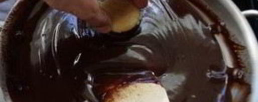 Шаг 7: профитролей с шоколадным соусом