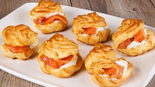 Рецепт Профитролей со сливочно-лососевым кремом