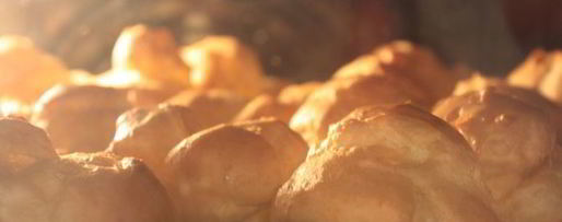 Шаг 5: торта из профитролей с вишней и шоколадом