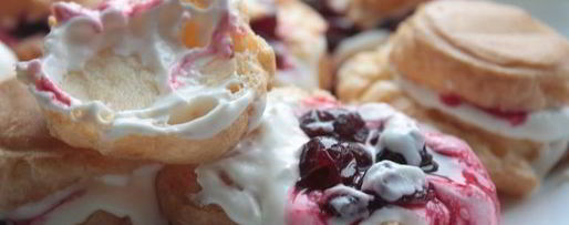 Шаг 8: торта из профитролей с вишней и шоколадом