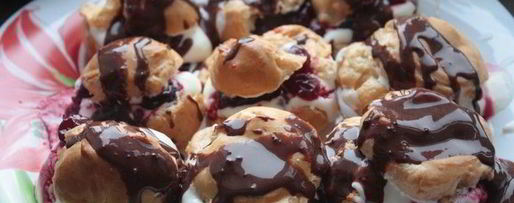 Шаг 9: торта из профитролей с вишней и шоколадом