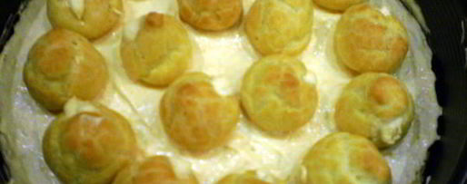 Шаг 12: торта с профитролями и хурмой