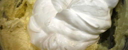 Шаг 14: торта с профитролями и хурмой